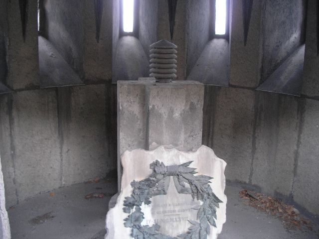 monumentoinpP1290083.jpg (69883 byte)