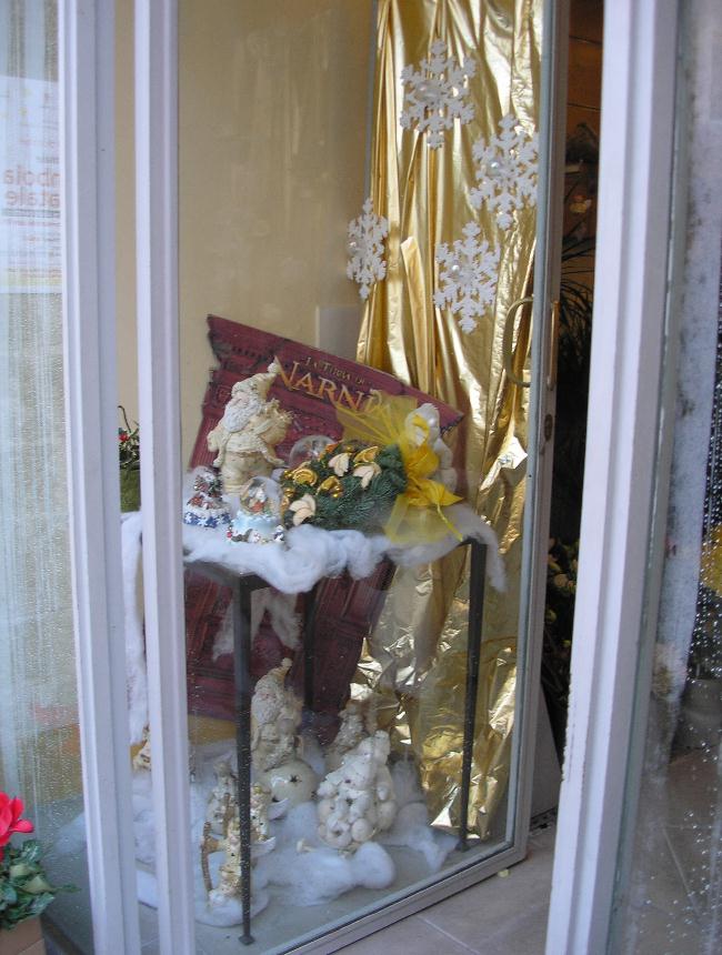 vetrina1.jpg (112787 byte)